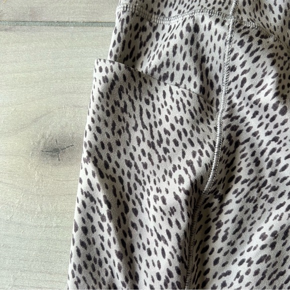 Athleta Salutation Stash High Rise Capri Athletic Activewear Leggings - Picture 6 of 7